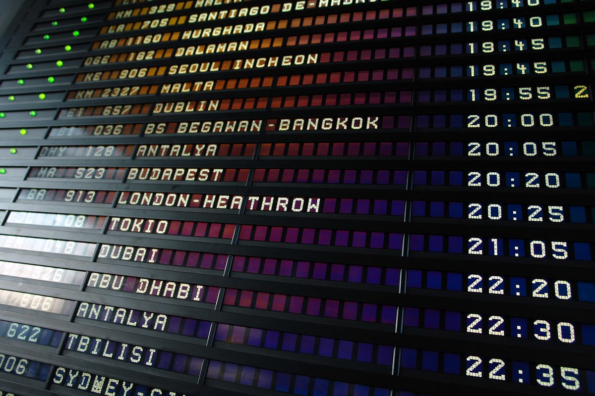 Airlines Suspend Middle East Flights Amid US-Iran Tensions